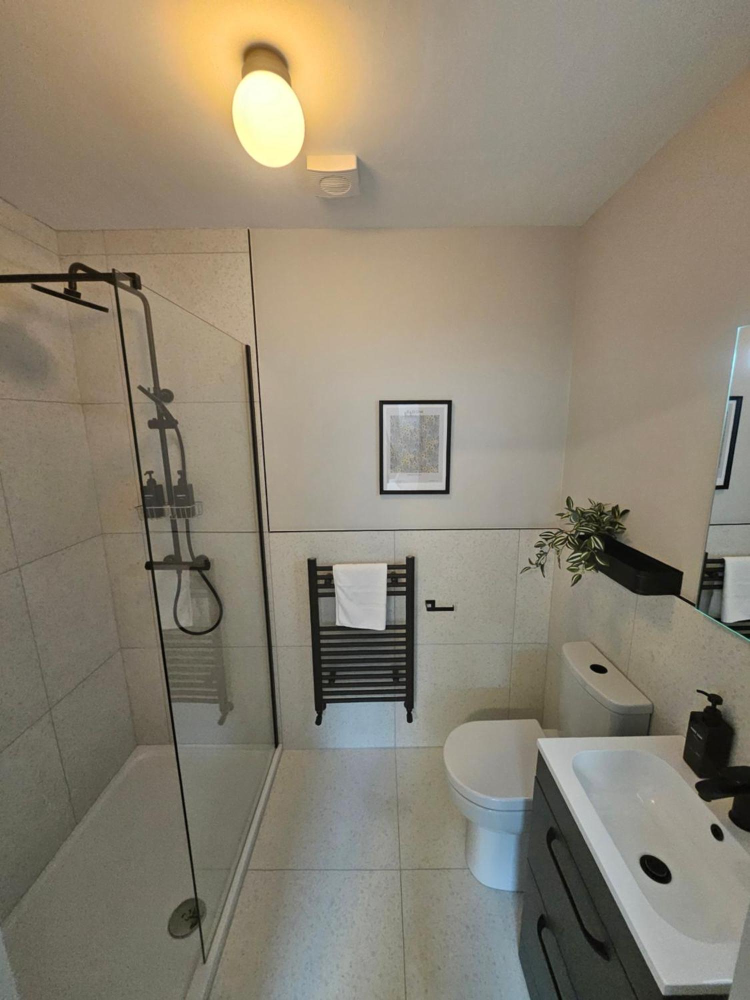 Tatlers Guest House 罗斯康芒 外观 照片